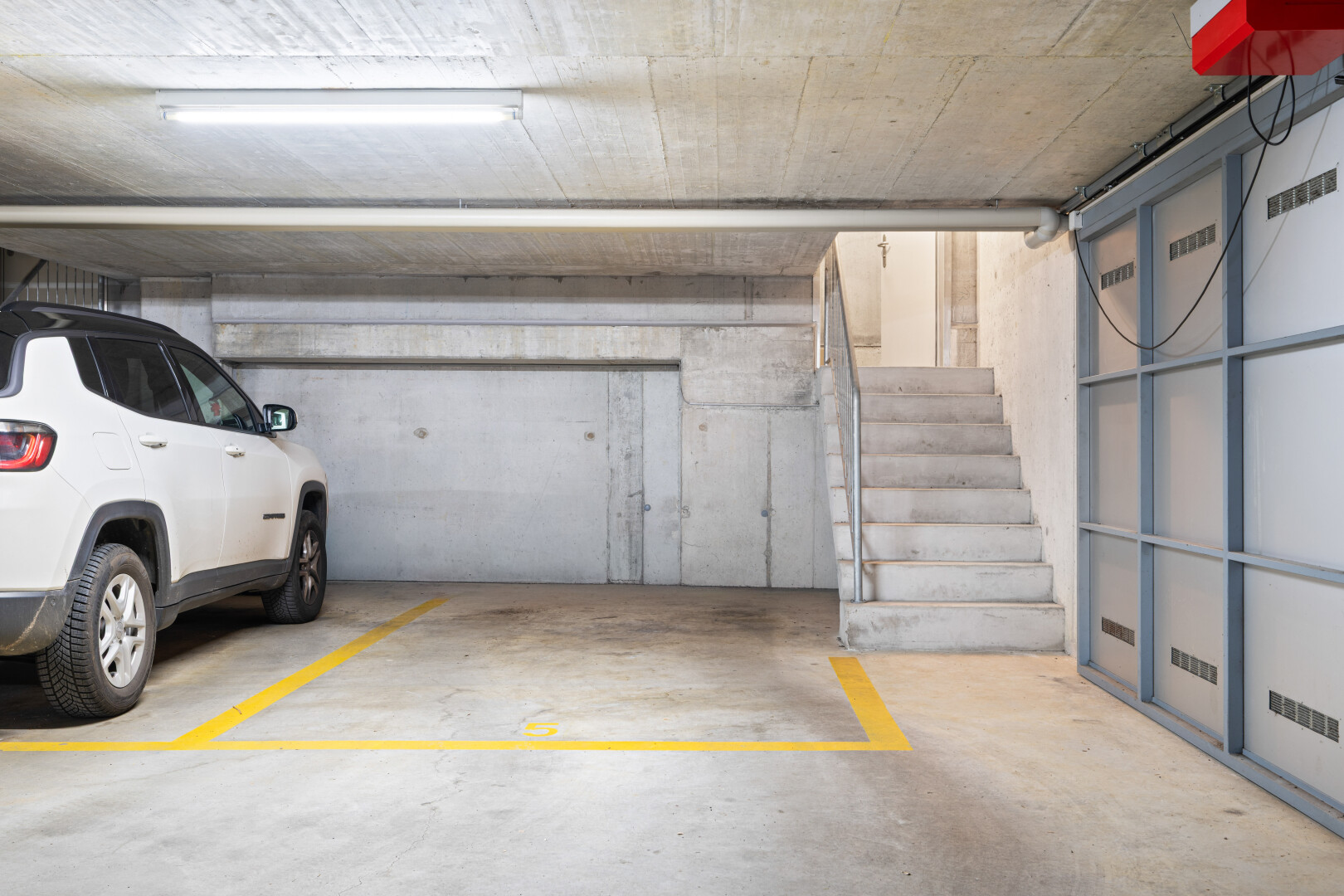 parken mit parkgarage und lüftungsgitter