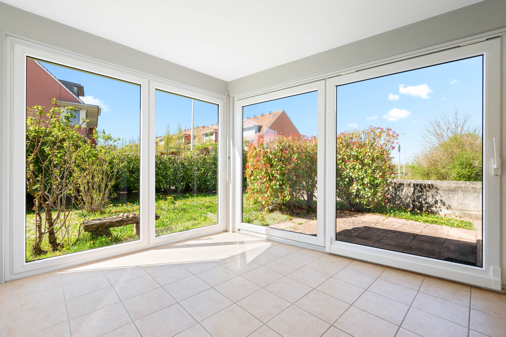 leerer raum mit day time, tile floor, fliesenboden, natural light, und natürliches licht