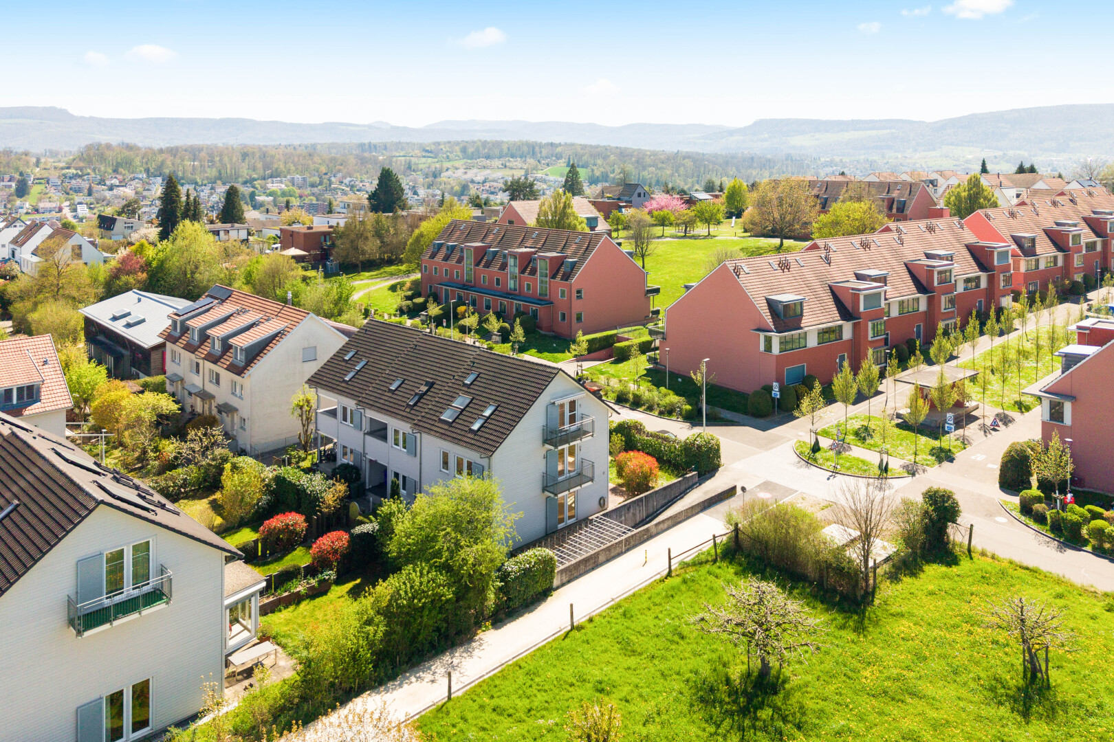 außenansicht mit wohngebietblick, residential view, blick auf die berge, mountain view, und day time