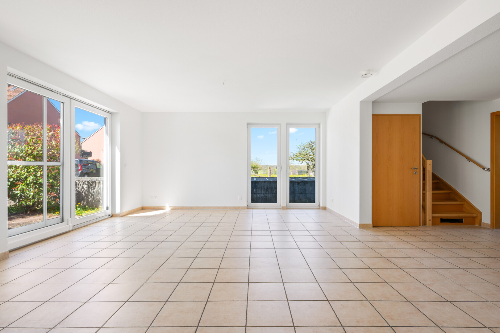 leerer raum mit day time, treppen, gipskartonwand, drywall, und natürliches licht