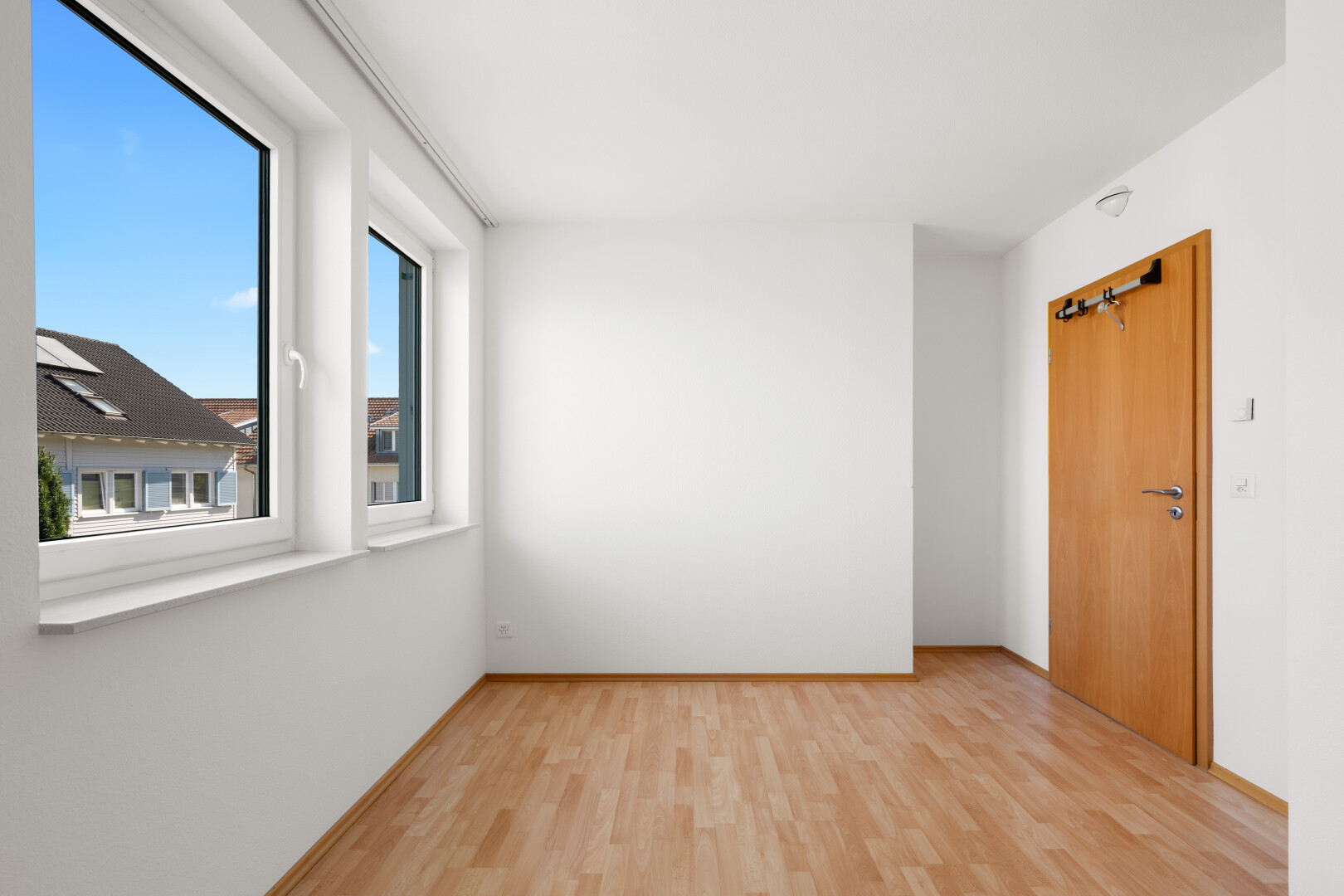 leerer raum mit holzfußboden, wood finish floor, gipskartonwand, drywall, und inside property