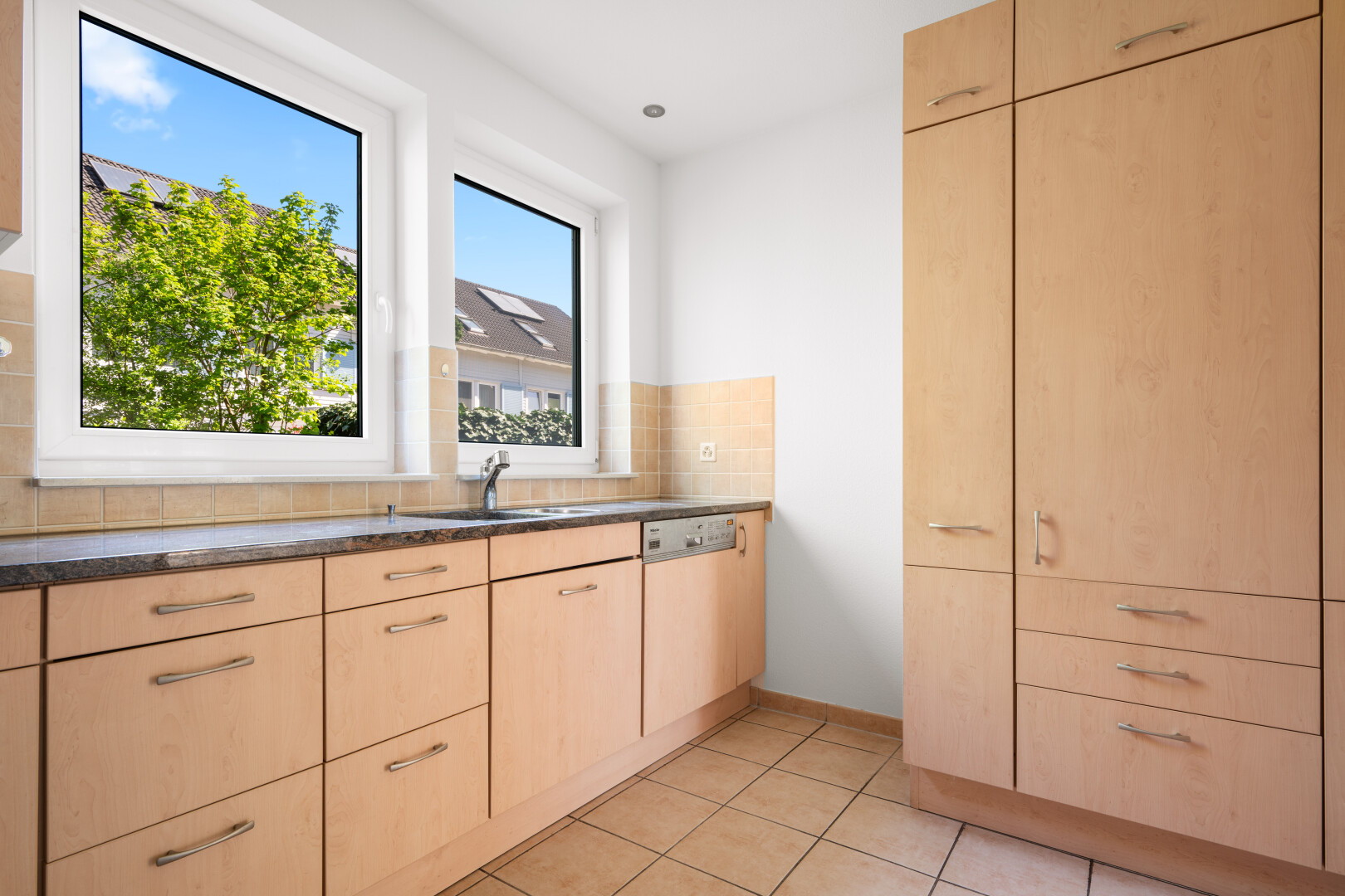 küche mit light brown cabinets, hellbraune schränke, drywall, gipskartonwand, und day time