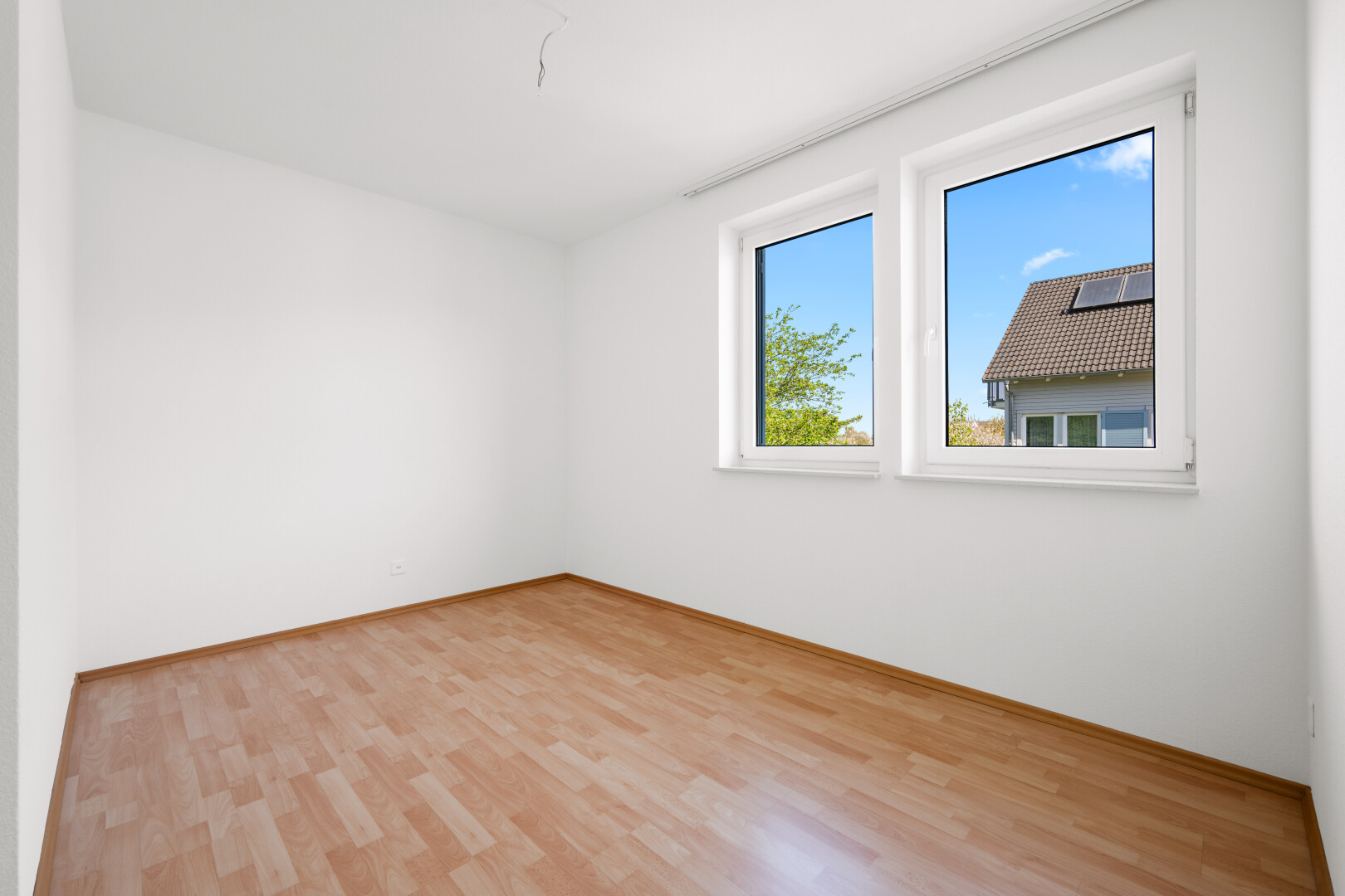 leerer raum mit day time, gipskartonwand, drywall, holzfußboden, und wood finish floor