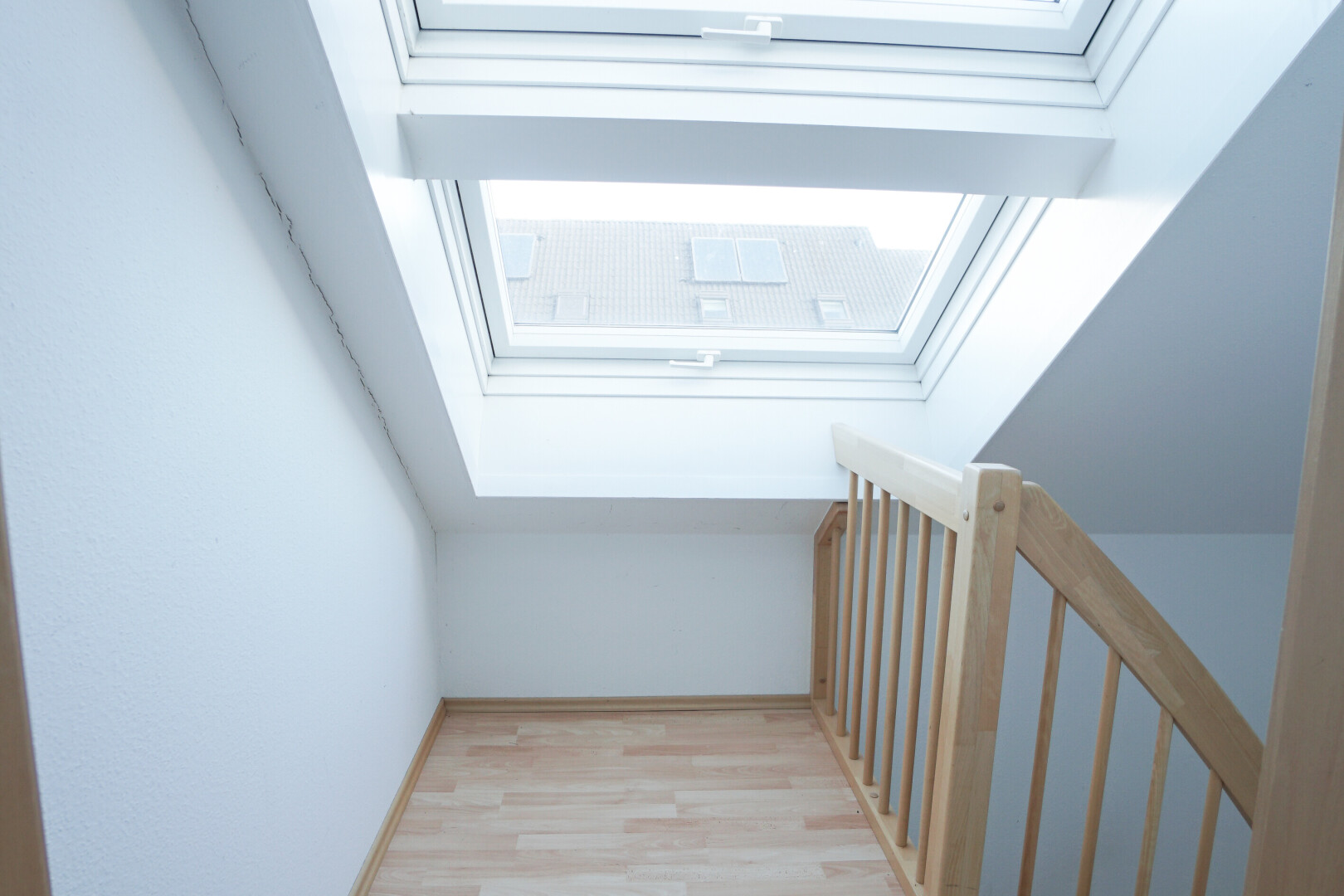 treppe mit inside property, dachfenster, holzfußboden, wood finish floor, und gipskartonwand
