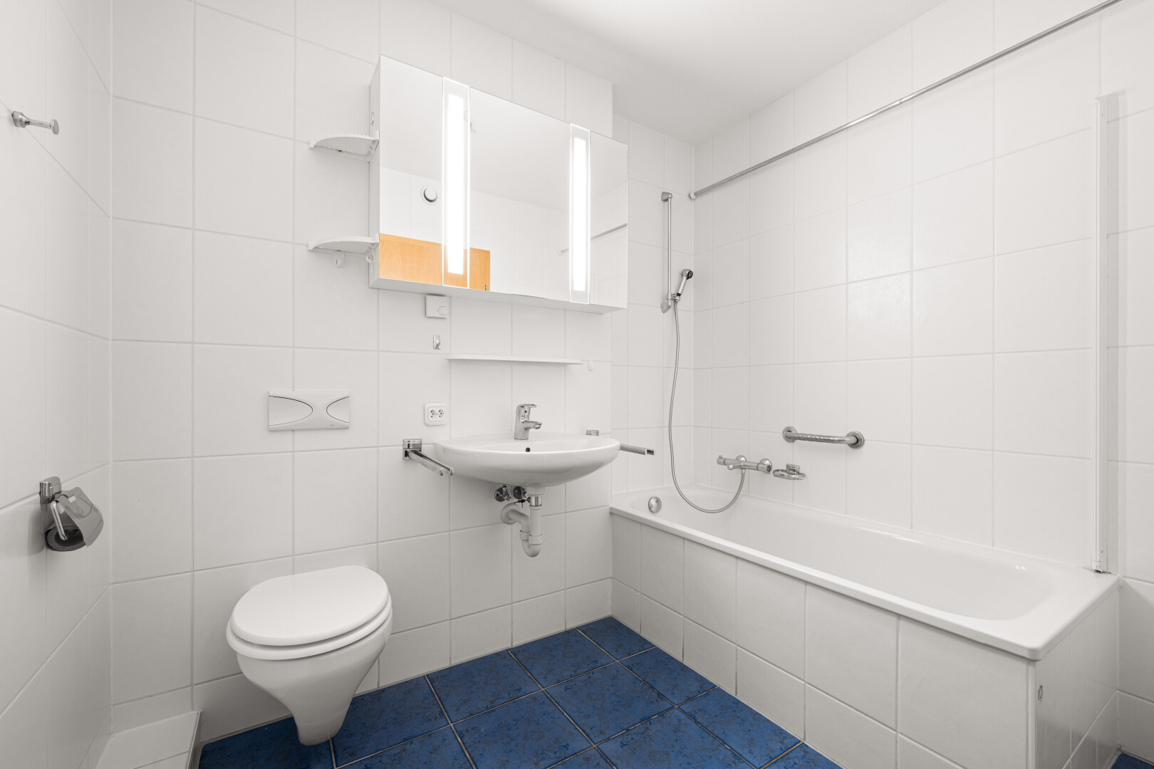 bad mit spiegel, komplettes badezimmer, fliesenwand, tile wall, und dark floor
