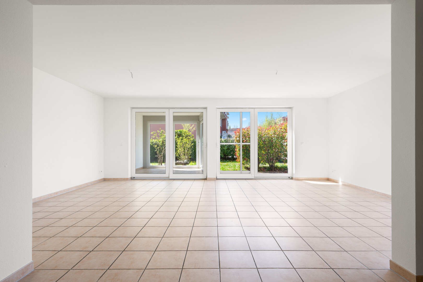leerer raum mit day time, sockelleisten, baseboards wall, natürliches licht, und natural light