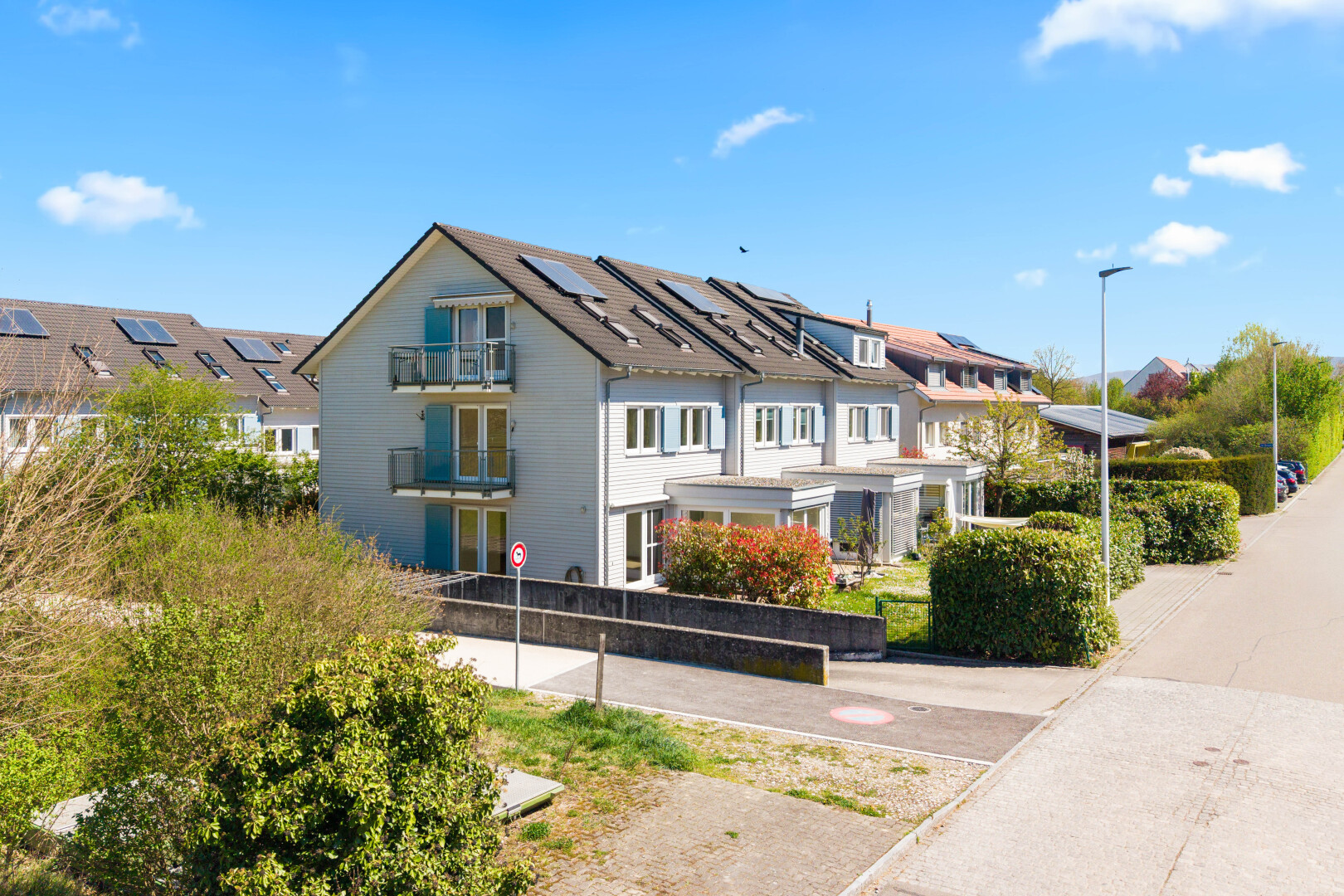 außenansicht mit day time, horizontale verkleidung, und property visible