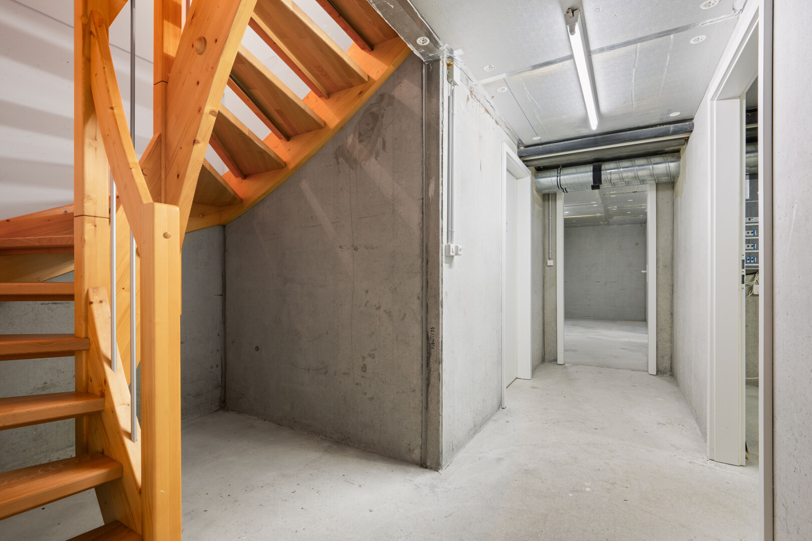 treppe mit concrete floor, betonboden, unfinished concrete floor, treppen, und inside property
