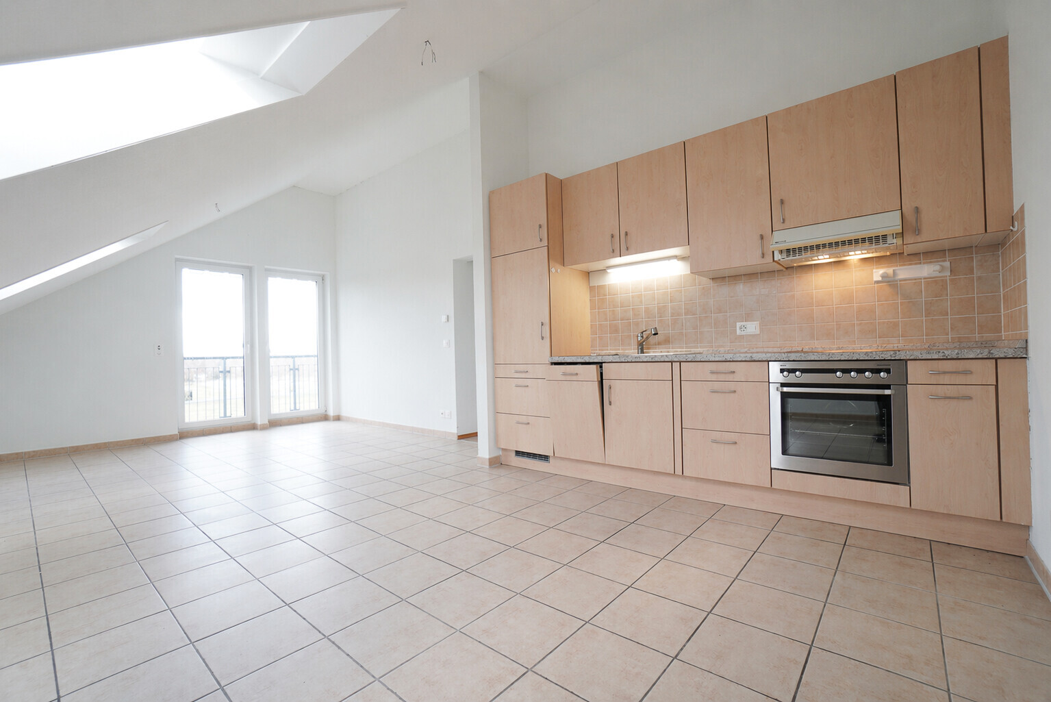 küche mit hellbraune schränke, light brown cabinets, light countertops, ofen, und gipskartonwand
