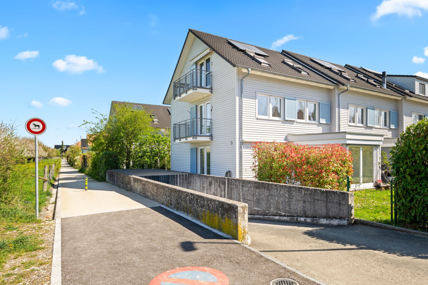außenansicht mit day time, horizontale verkleidung, solaranlage, und balkon