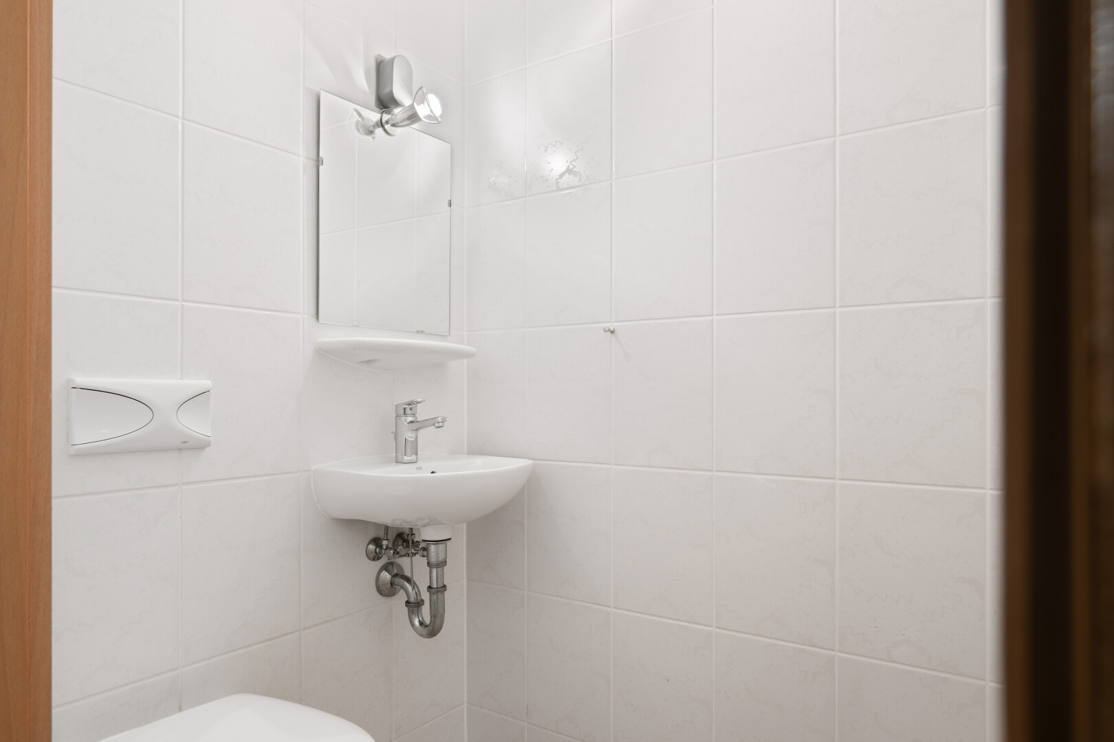 bad mit spiegel, gäste-wc, toilette, und inside property