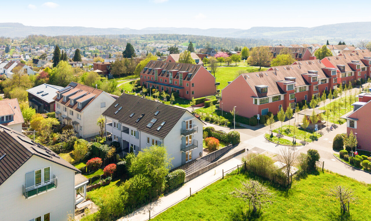 außenansicht mit wohngebietblick, residential view, blick auf die berge, mountain view, und day time