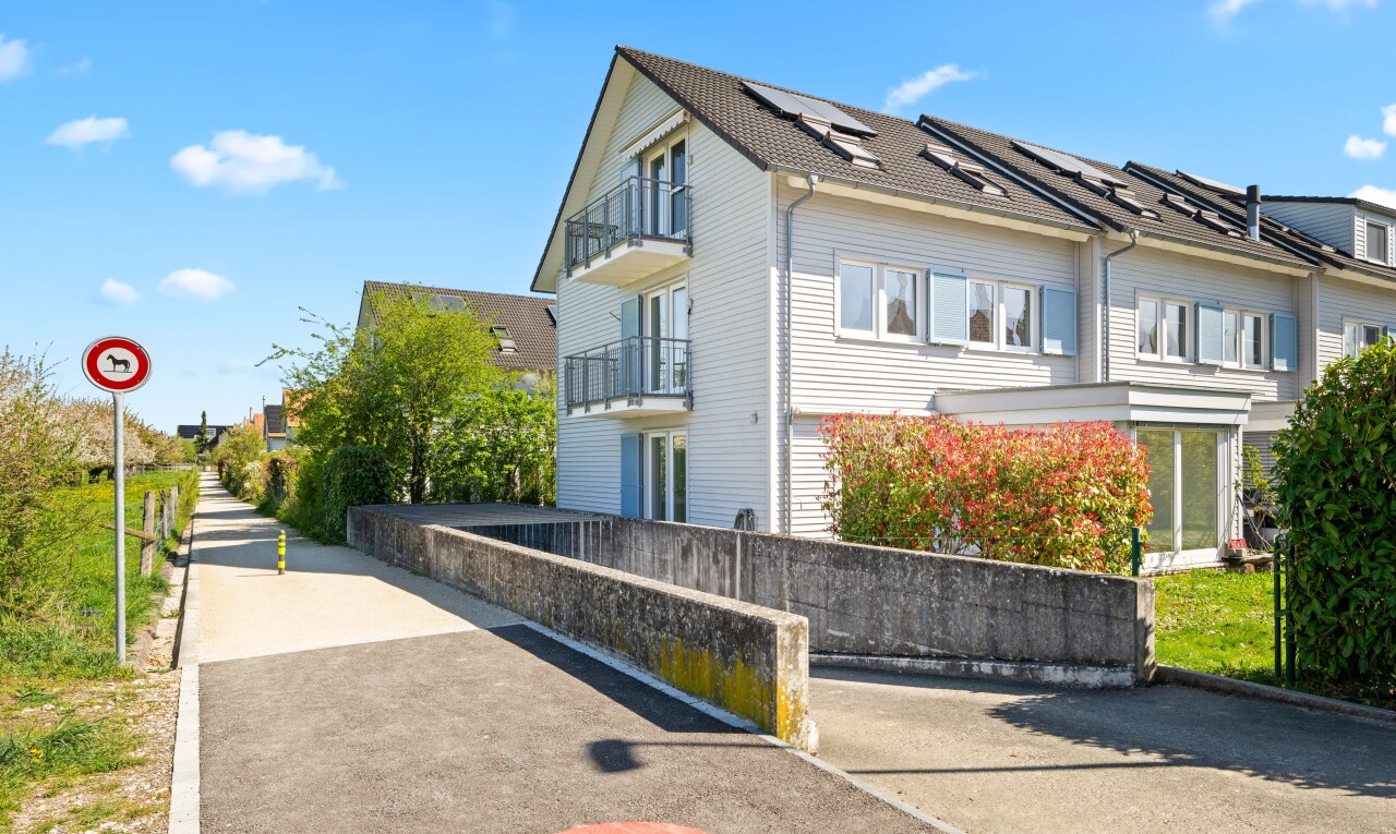 façade avec day time, bardage horizontal, panneaux solaires, et balcon