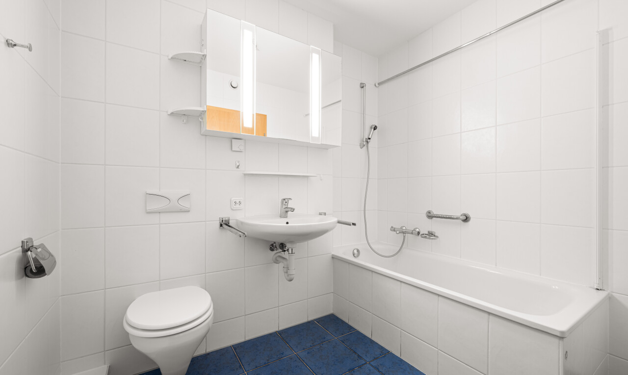 bad mit spiegel, komplettes badezimmer, fliesenwand, tile wall, und dark floor