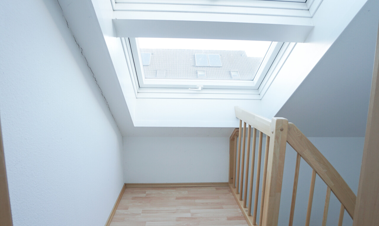 escaliers avec inside property, puits de lumière, sol en finition bois, wood finish floor, et cloison sèche