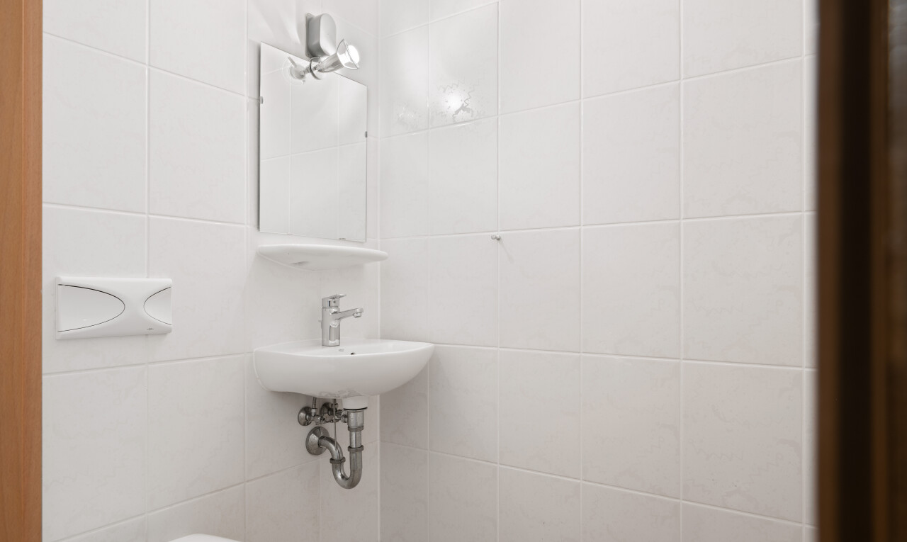 bad mit spiegel, gäste-wc, toilette, und inside property