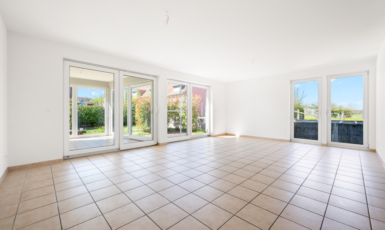 leerer raum mit day time, drywall, gipskartonwand, natural light, und natürliches licht