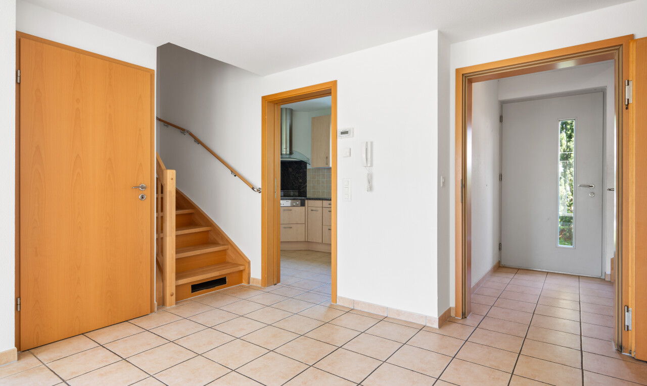 pièce vide avec escaliers, backsplash, lumière naturelle, natural light, et light floor