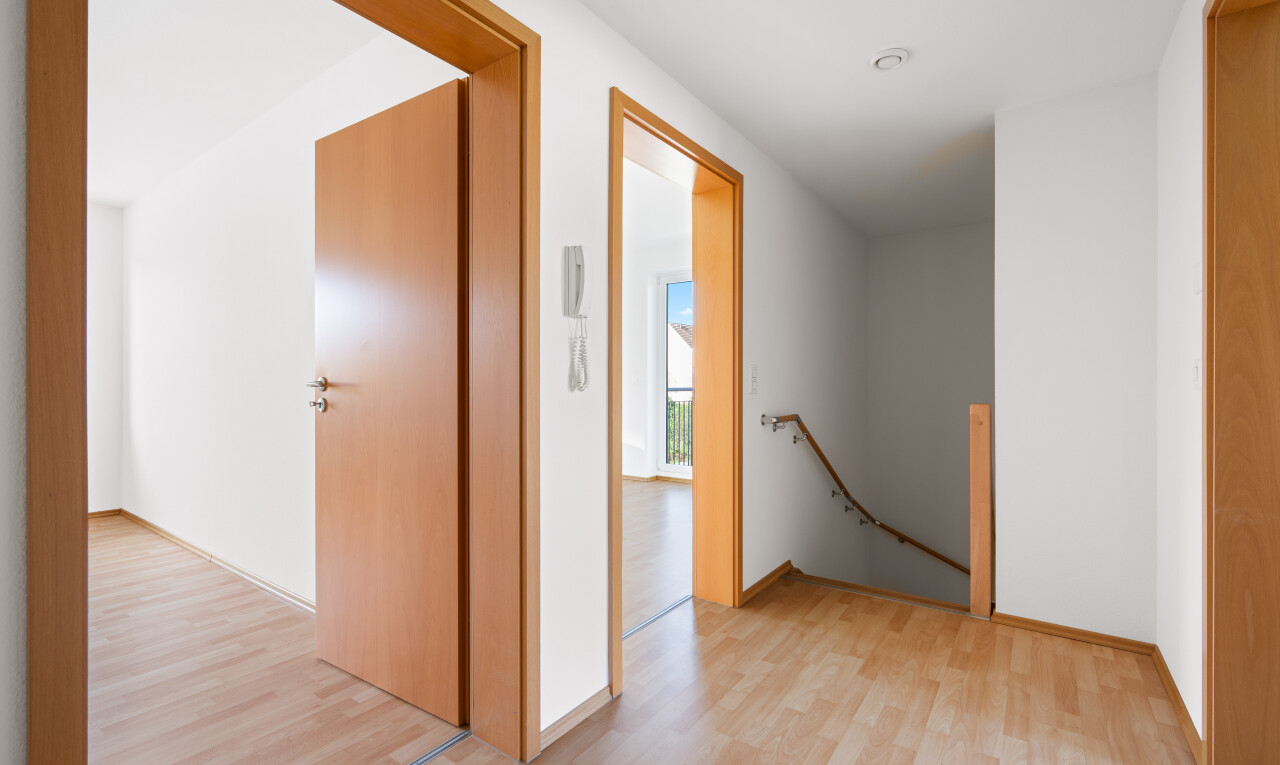 halle / korridor mit holzfußboden, wood finish floor, inside property, obergeschoss-podest, und gipskartonwand