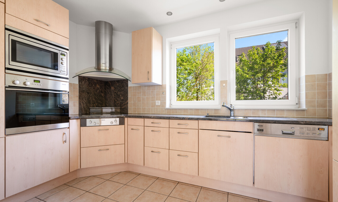 küche mit light brown cabinets, hellbraune schränke, ofen, dunstabzugshaube, und geschirrspülmaschine