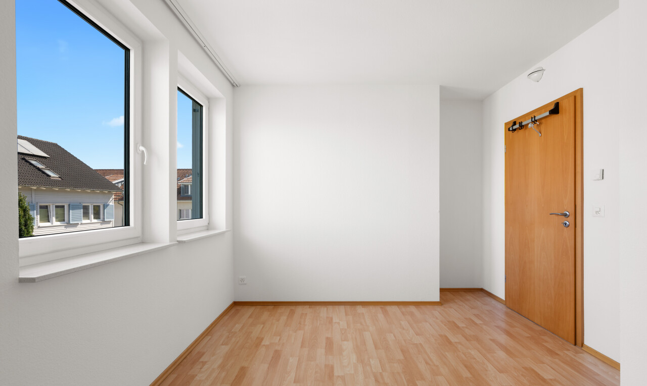 pièce vide avec sol en finition bois, wood finish floor, cloison sèche, drywall, et inside property