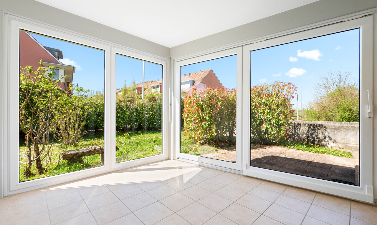 pièce vide avec day time, tile floor, sol en carrelage, natural light, et lumière naturelle