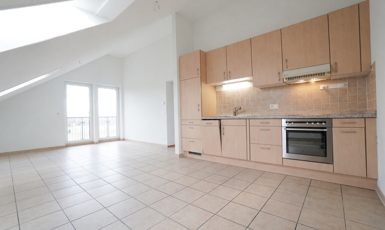 küche mit hellbraune schränke, light brown cabinets, light countertops, ofen, und gipskartonwand