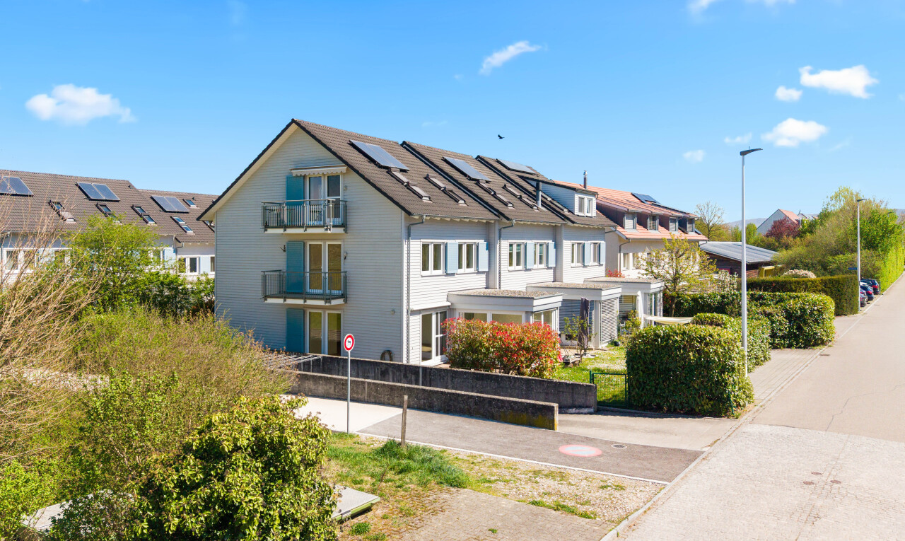 außenansicht mit day time, horizontale verkleidung, und property visible