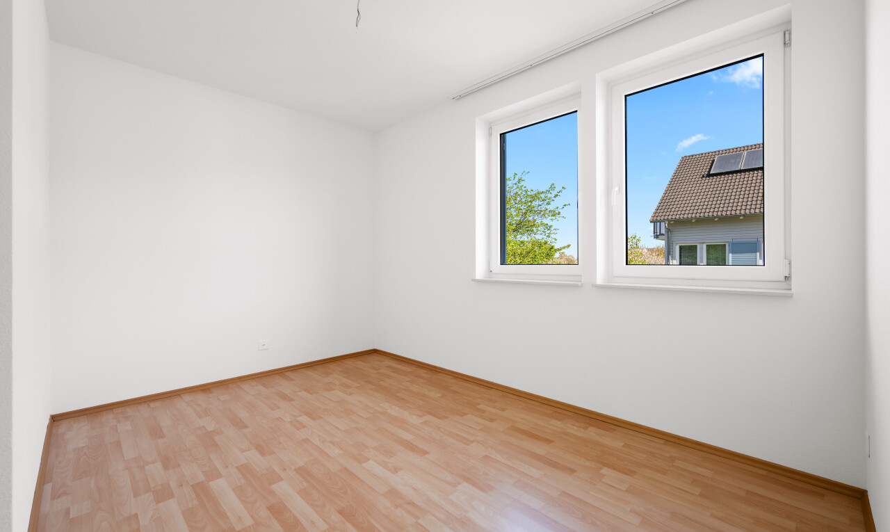 leerer raum mit day time, gipskartonwand, drywall, holzfußboden, und wood finish floor