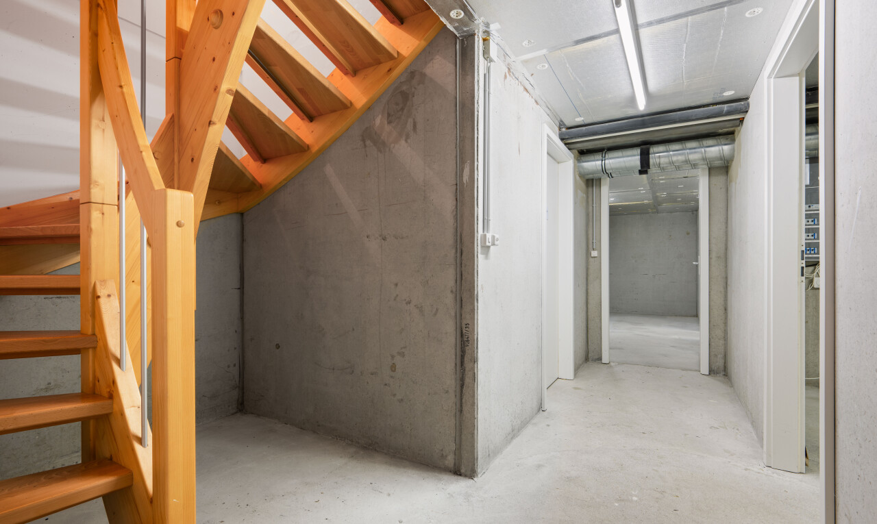 treppe mit concrete floor, betonboden, unfinished concrete floor, treppen, und inside property