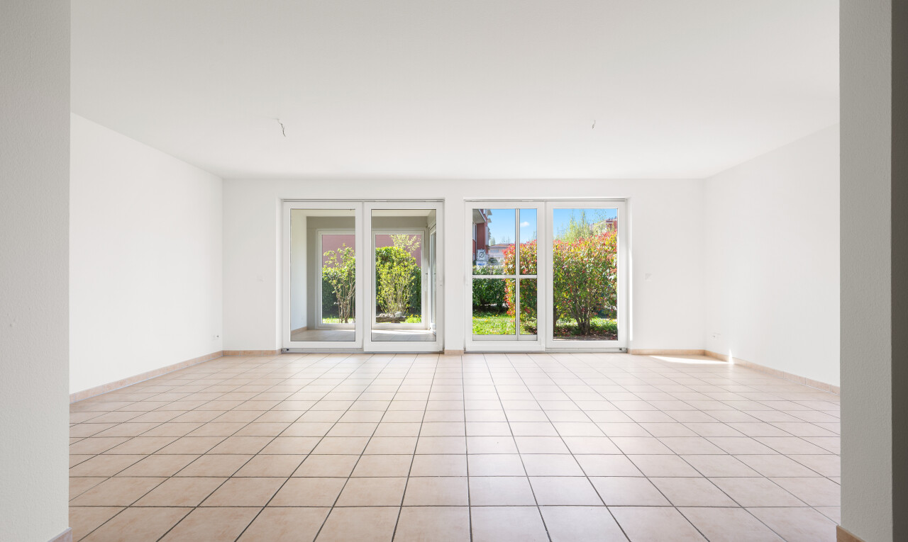 leerer raum mit day time, sockelleisten, baseboards wall, natürliches licht, und natural light