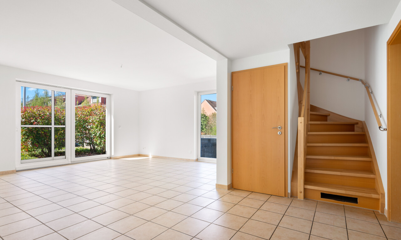 leerer raum mit drywall, gipskartonwand, natural light, natürliches licht, und inside property