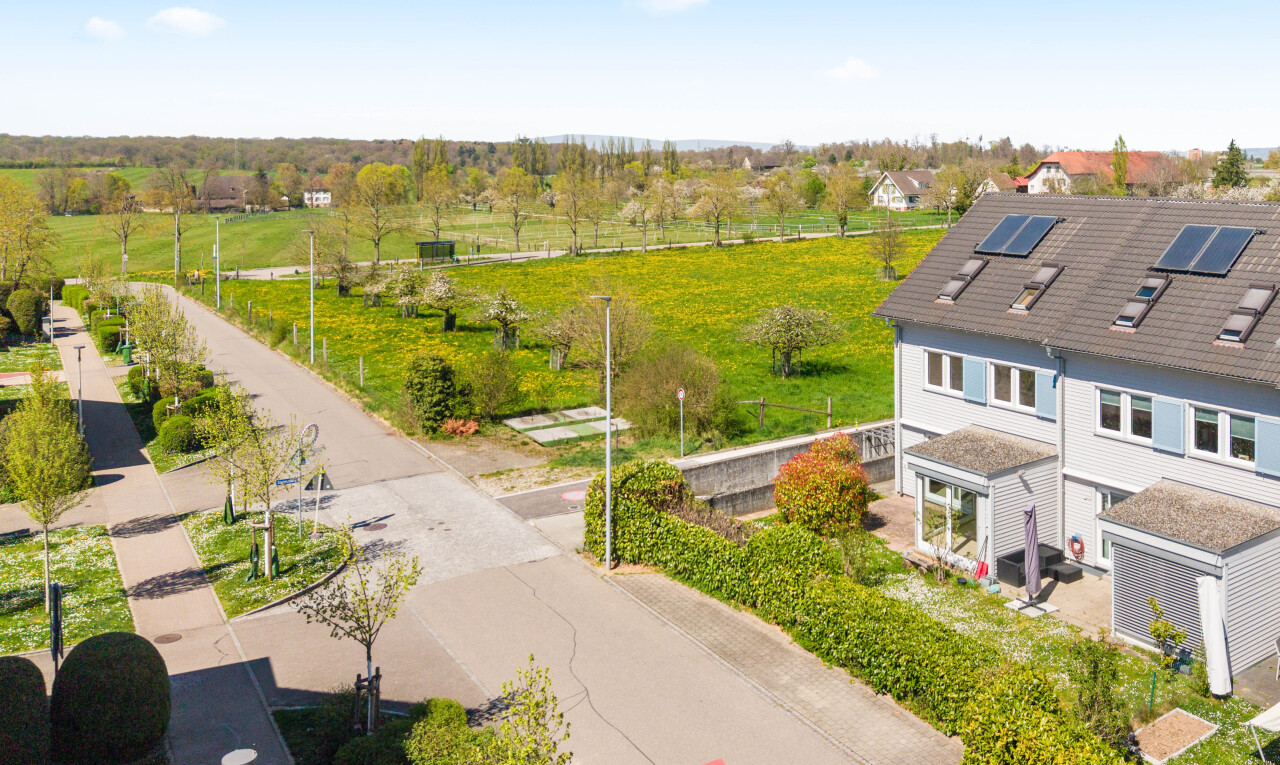 außenansicht mit solaranlage, day time, drone view, rural view, und ländliche aussicht