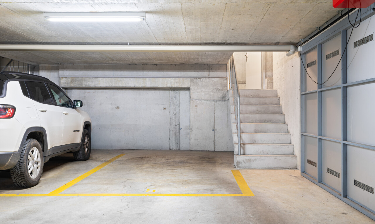 parken mit parkgarage und lüftungsgitter