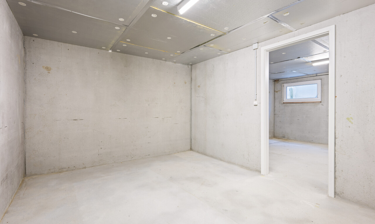 pièce vide avec sol en béton, concrete floor, inside property, mur en béton, et concrete wall