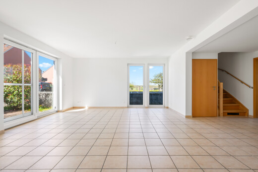 leerer raum mit day time, treppen, gipskartonwand, drywall, und natürliches licht