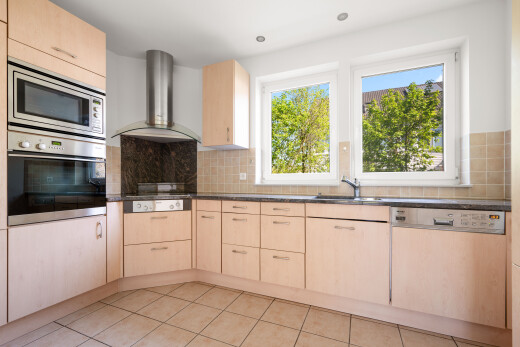 küche mit light brown cabinets, hellbraune schränke, ofen, dunstabzugshaube, und geschirrspülmaschine