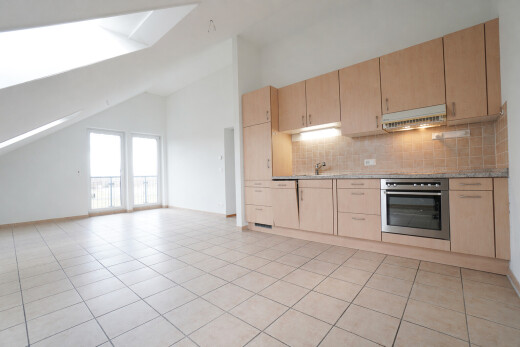 küche mit hellbraune schränke, light brown cabinets, light countertops, ofen, und gipskartonwand