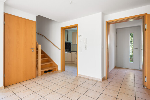leerer raum mit treppen, küchenrückwand beim Herd, natürliches licht, natural light, und light floor