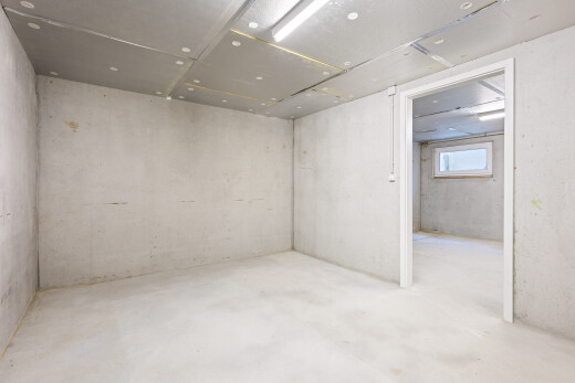leerer raum mit betonboden, concrete floor, inside property, betonmauer, und concrete wall