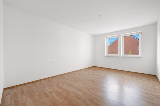 leerer raum mit wood finish floor, holzfußboden, natural light, natürliches licht, und drywall