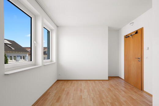 leerer raum mit holzfußboden, wood finish floor, gipskartonwand, drywall, und inside property