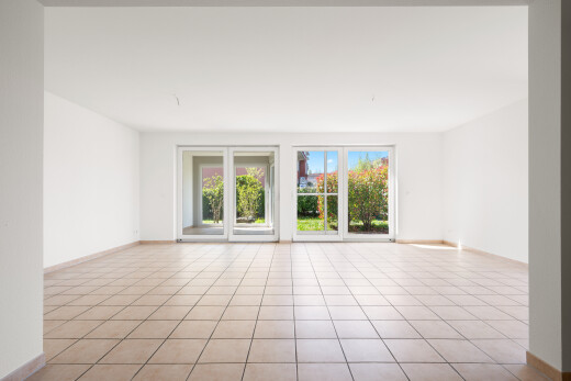 leerer raum mit day time, sockelleisten, baseboards wall, natürliches licht, und natural light