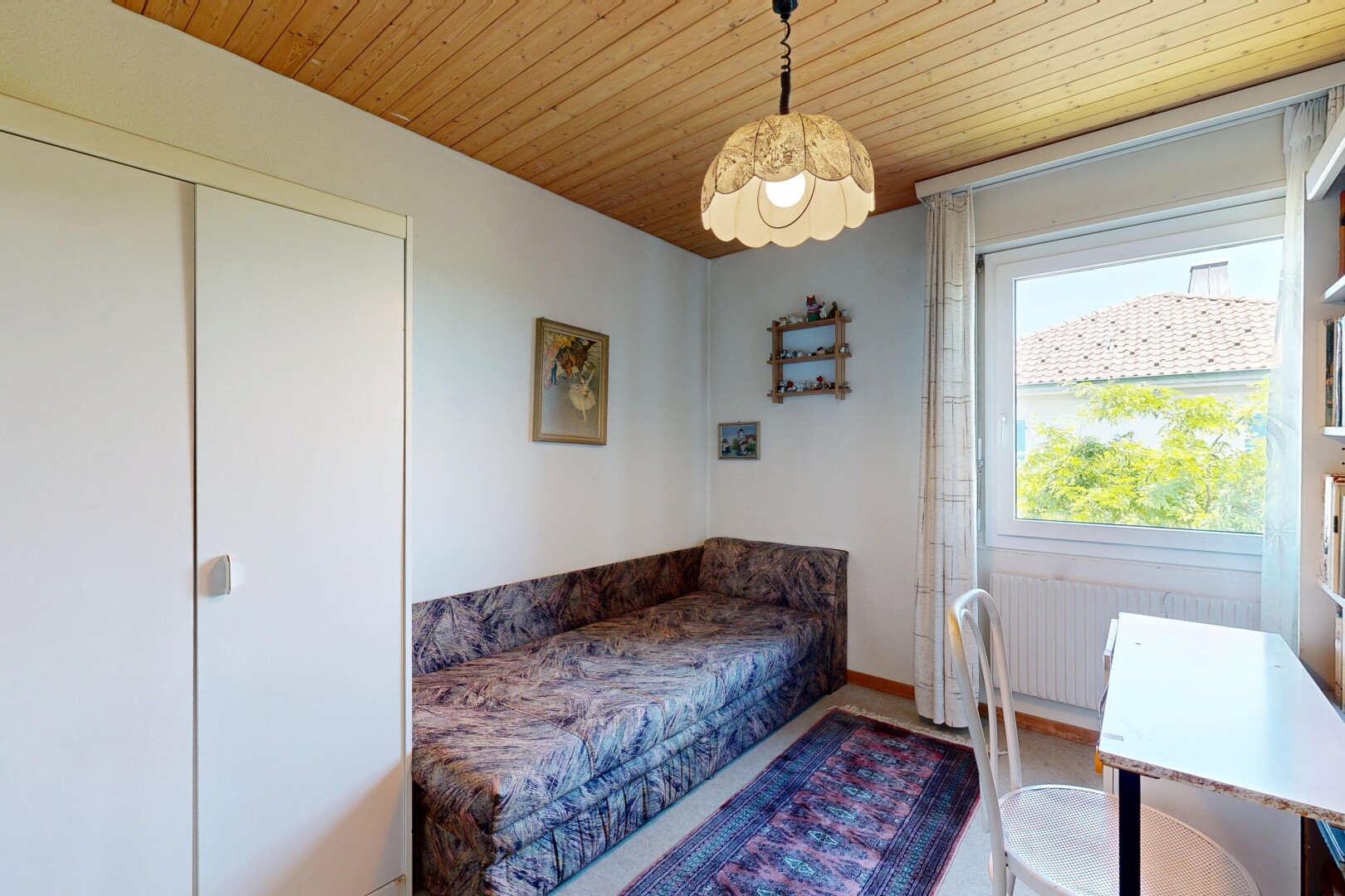 zimmer / schlafzimmer mit inside property, natürliches licht, natural light, kühler, und holzdecke