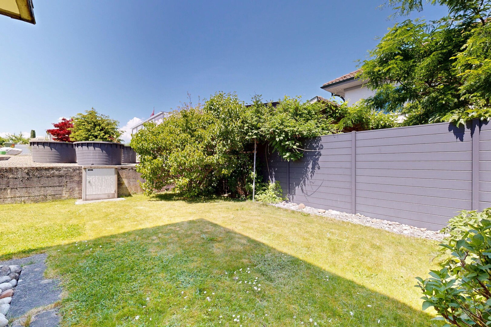 garten mit from property, zaun, rasen, und day time