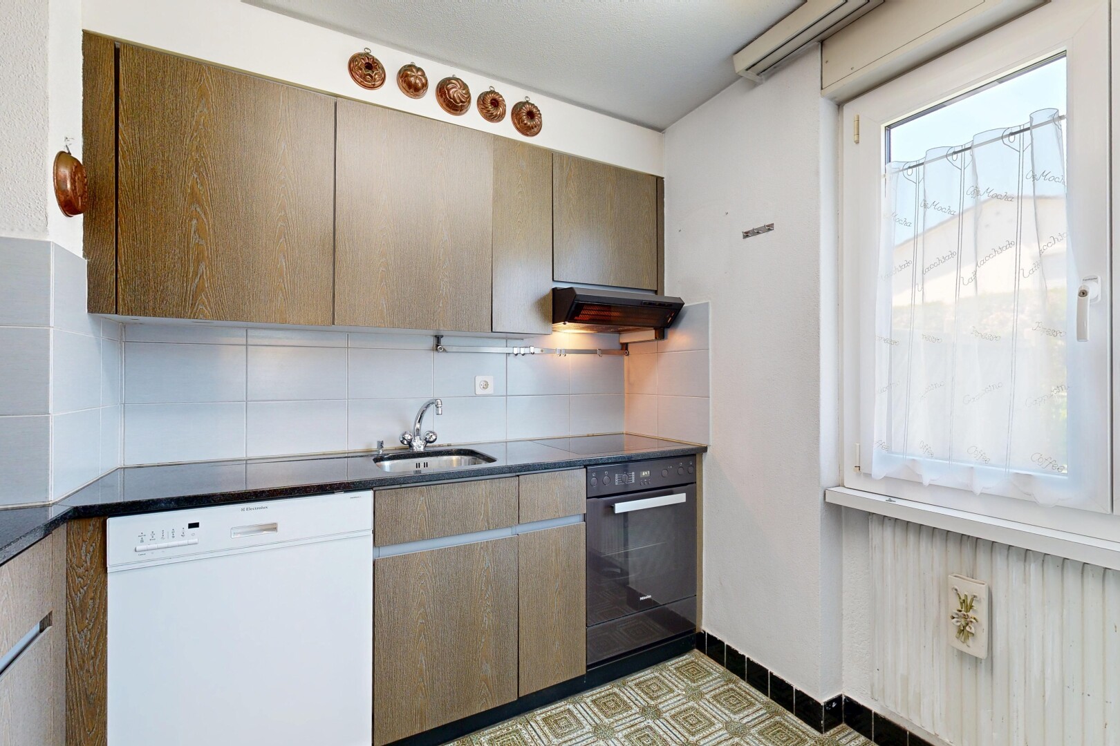 küche mit küchenrückwand beim herd, küchenrückwand beim Herd, ofen, geschirrspülmaschine, und dark countertops
