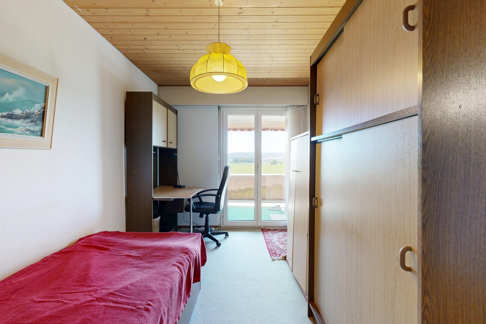 zimmer / schlafzimmer mit bürobereich, natural light, natürliches licht, eingebauter schreibtisch, und wood ceiling