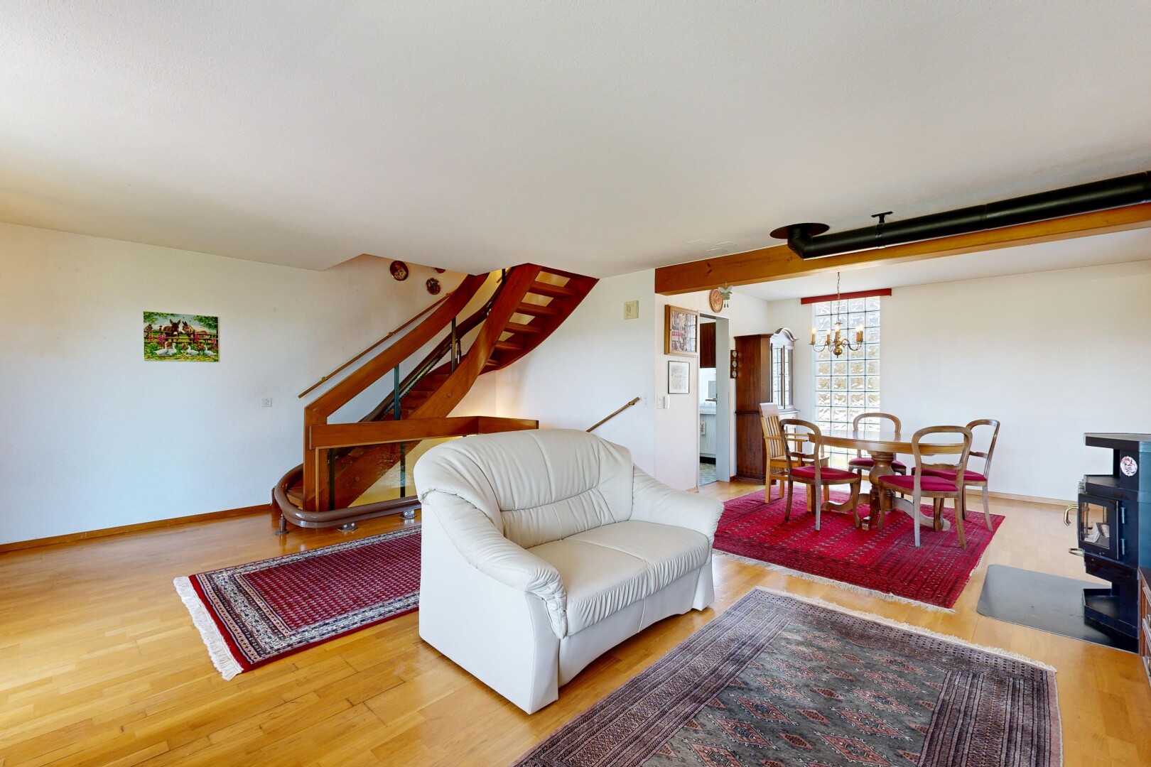 wohn- / esszimmer mit holzfußboden, wood finish floor, inside property, gipskartonwand, und drywall