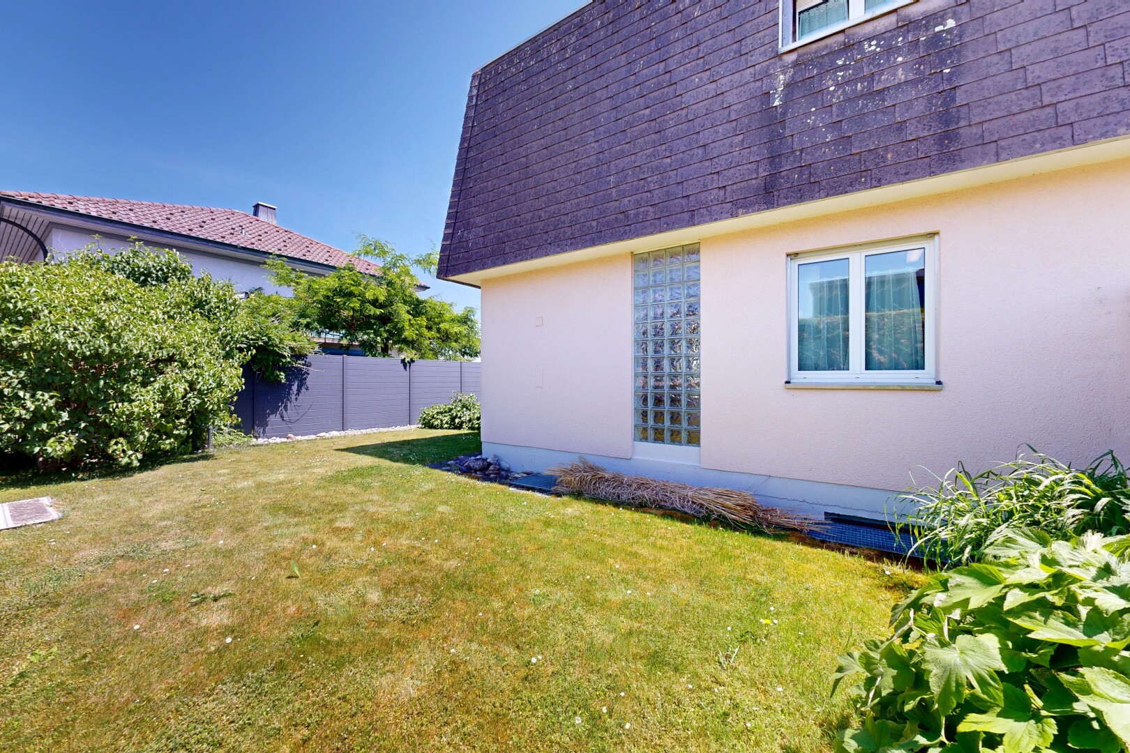 außenansicht mit schindeldach, from property, stuckverkleidung, rasen, und zaun