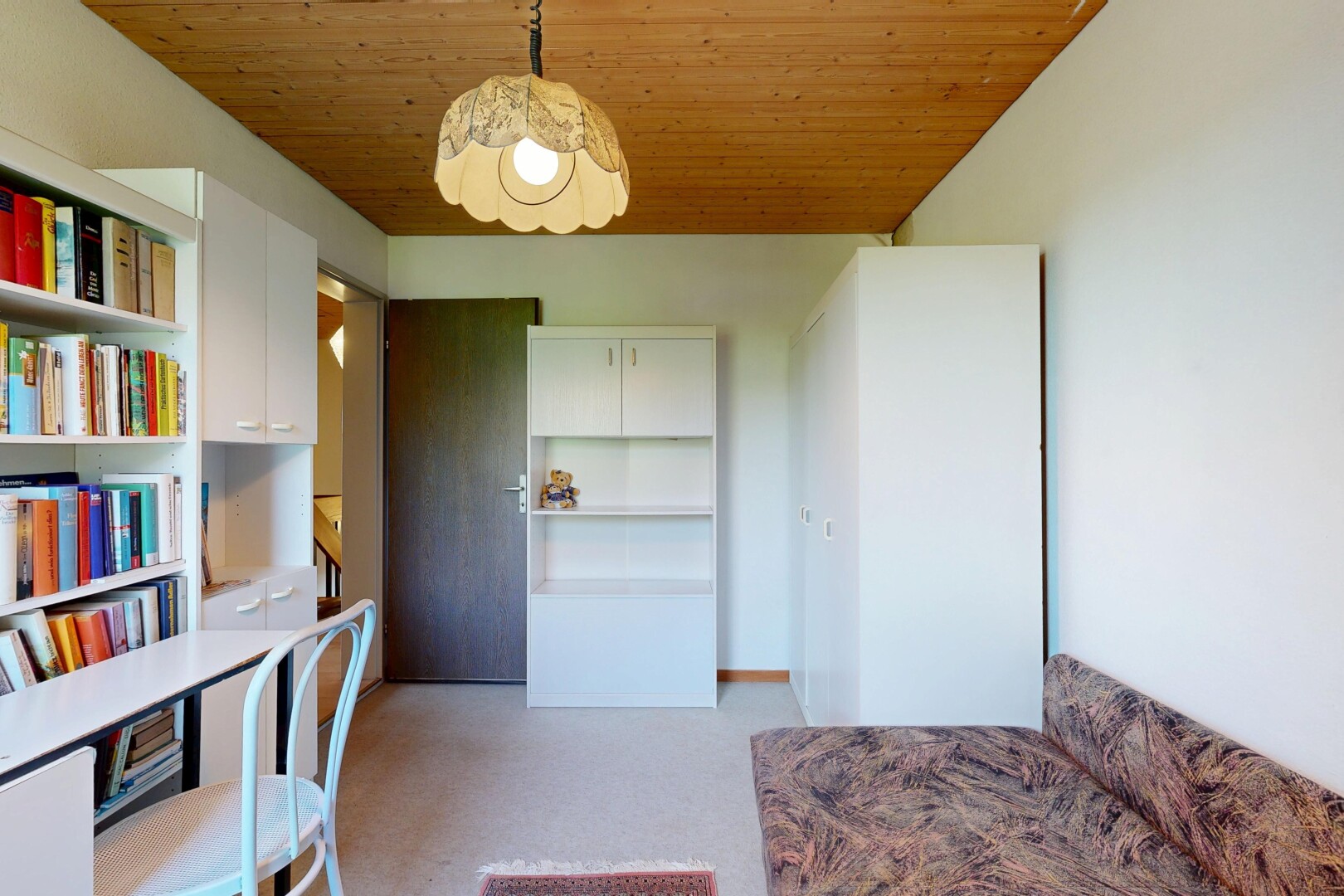 wohnzimmer mit gipskartonwand, drywall, light floor, inside property, und teppich